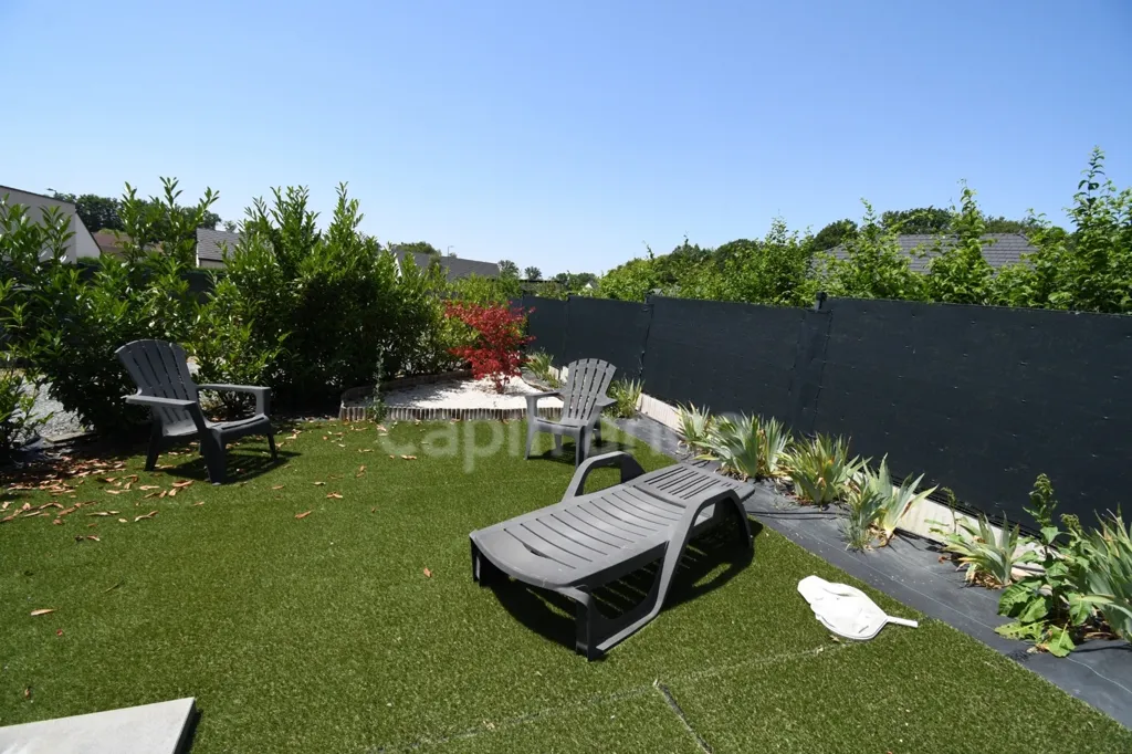 Garden - Contemporary House with Pool in URZY