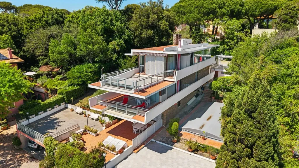 Vista aerea - Villa fronte mare con terrazze a Castiglioncello
