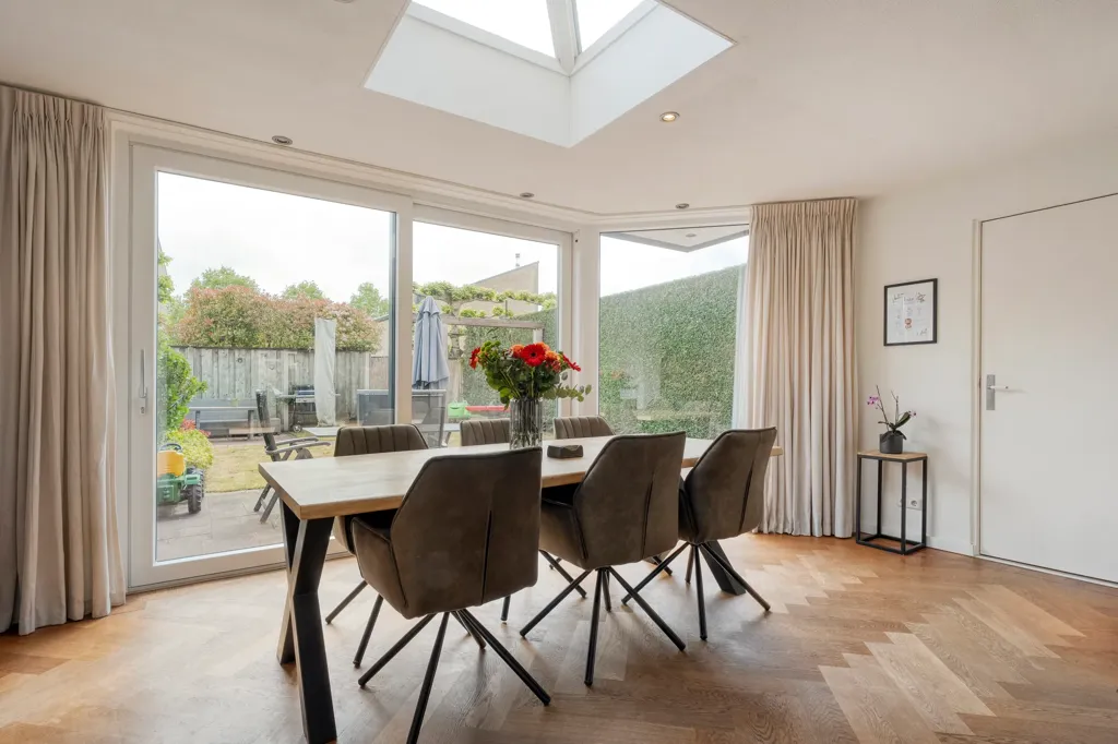 Söögituba - Modern Split-Level House with Cinewall in Almelo