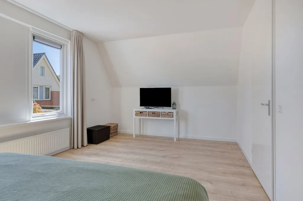 Magamistoad - Spacious Villa with Solar Panels in Woubrugge