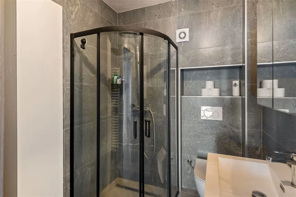 Salles de bain - Maison Rénovée avec Jardin à Duffel