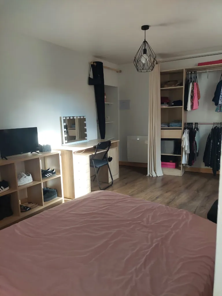 Chambres - Maison Atypique avec Cour au Centre de Yenne