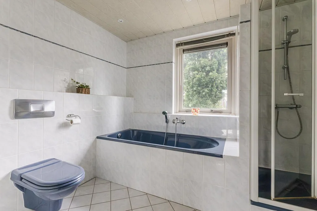 Salles de bain - Two-Storey House with Pergola in Loosbroek
