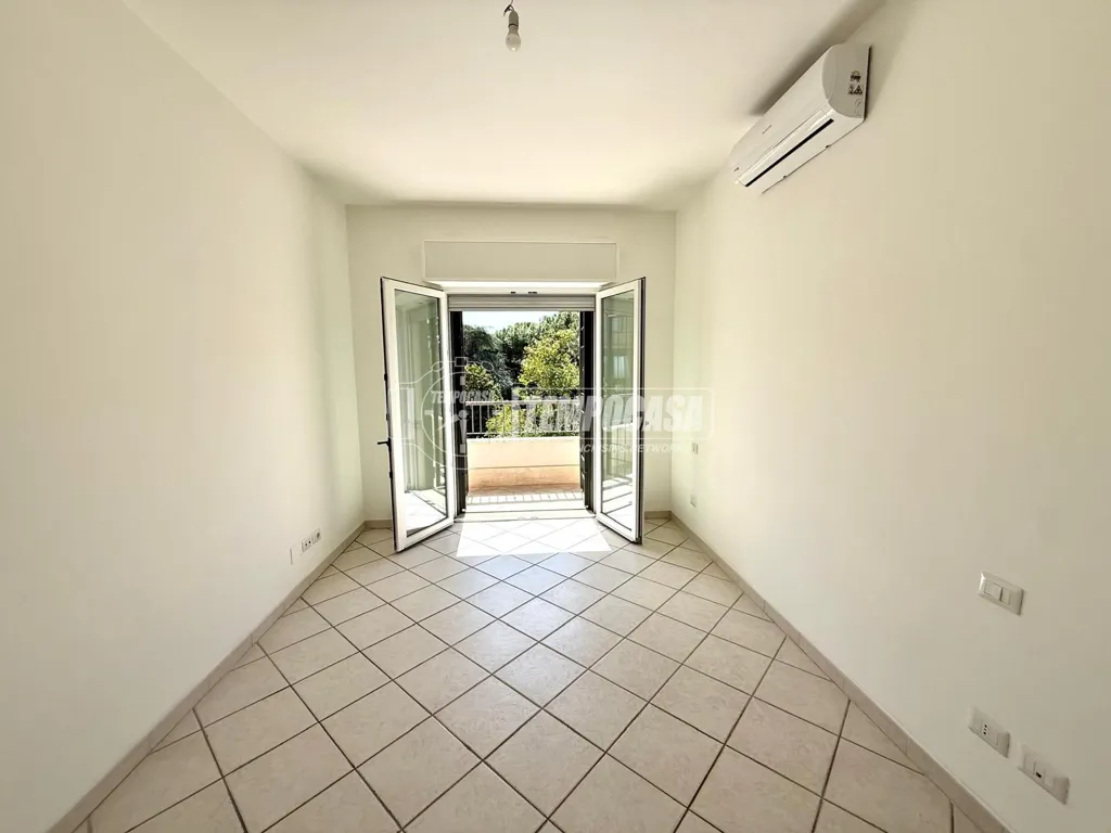 Esik - Modernised Bilocale with Terrace in Rome