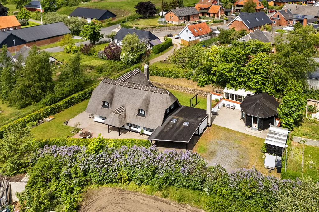 Õhuvaade - Thatched Villa with Garden in Helstrup