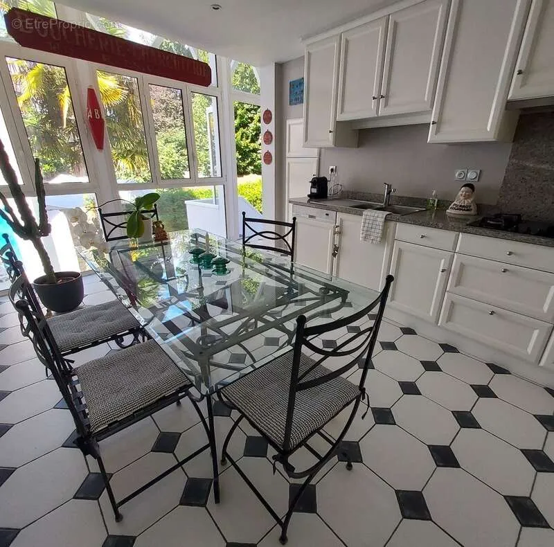 Söögituba - Characterful Investment Property in Vannes Centre
