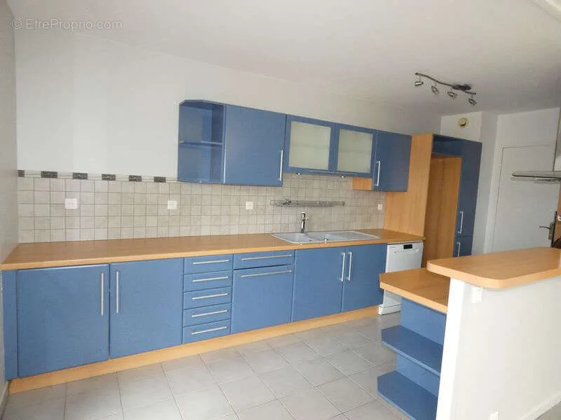 Köök - Bright 4-Bed Flat with Balcony in City Centre
