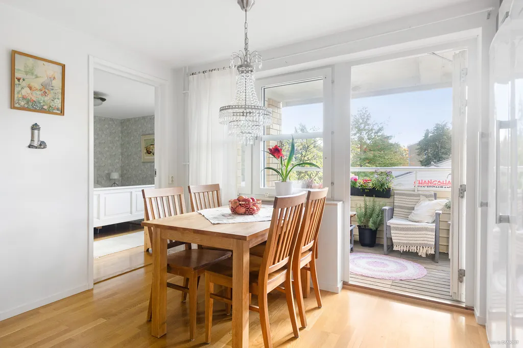 Söögituba - 4th Floor Flat with Sunny Balcony in Gribbylunds Torg
