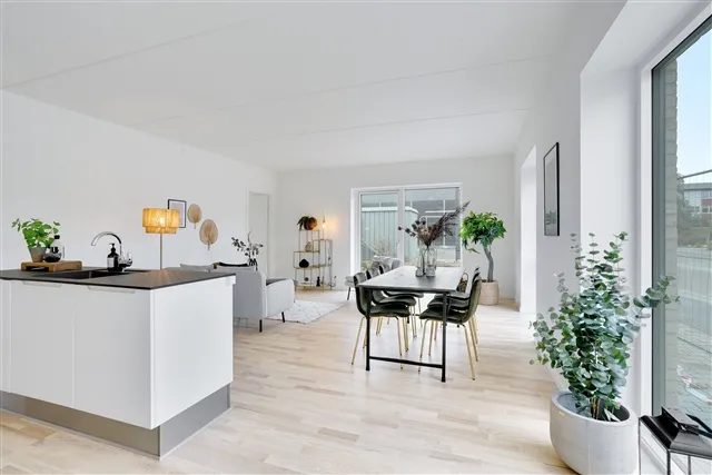 Köök - Contemporary Apartment with Balcony in Nymarkshaven