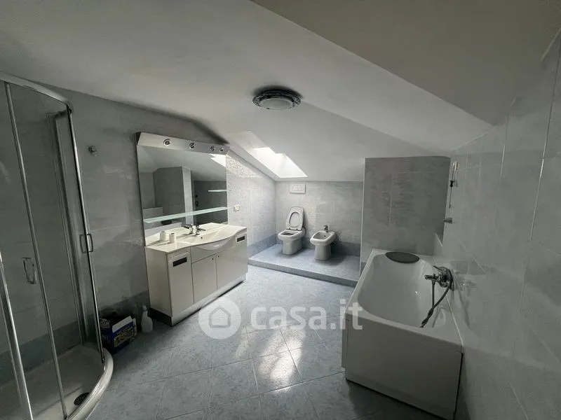 Vannitoad - Spacious Two-Level Apartment in Verona