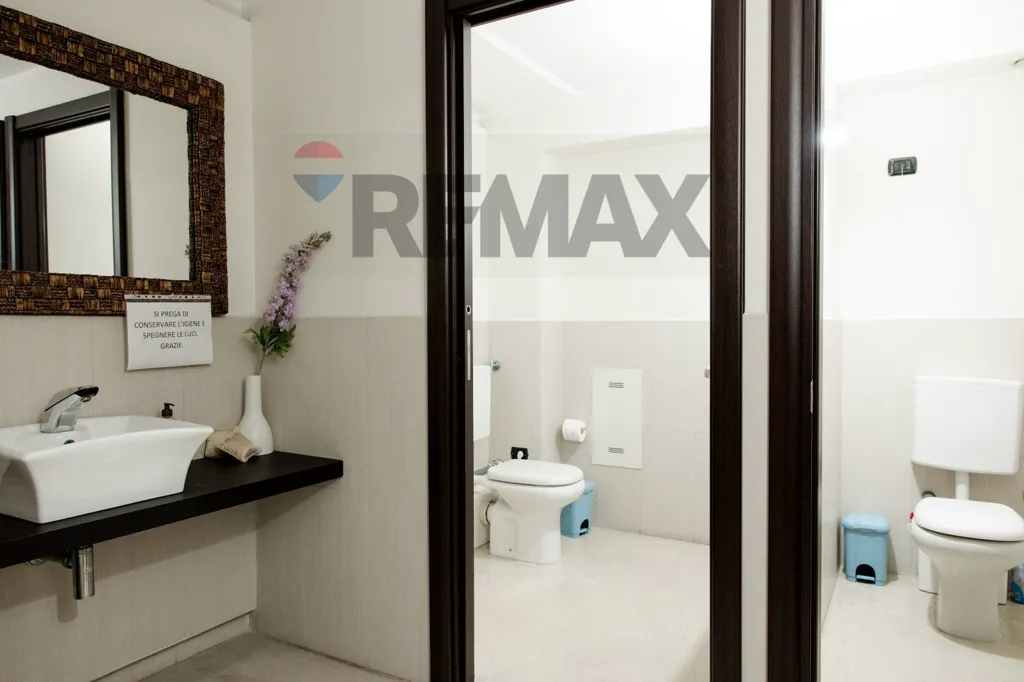 Salles de bain - Commercial Space with Parking in Concorezzo