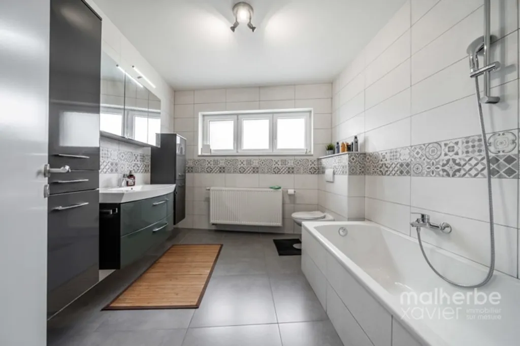 Salles de bain - Ensemble Immobilier Rénové avec Habitation et Garages à Elsenborn