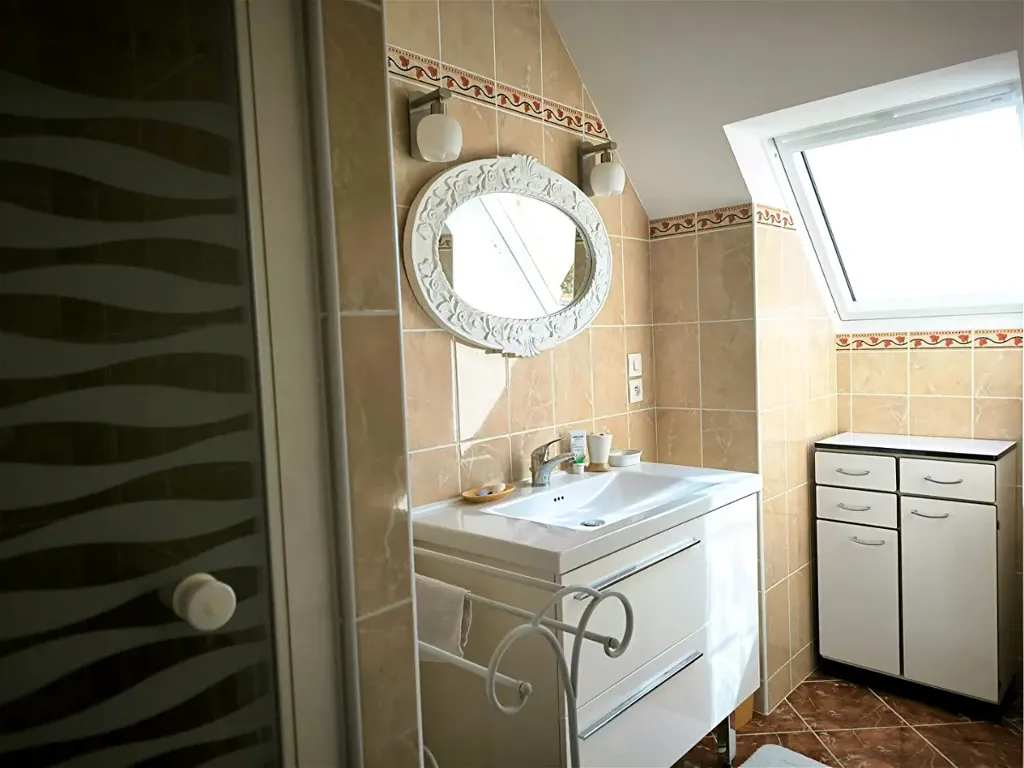 Salles de bain - Maison familiale avec bureau à Vouvray