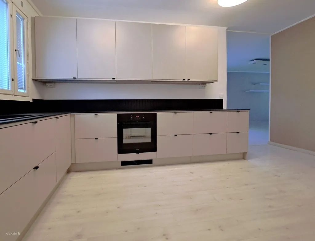 Köök - Three-Room Flat with Glazed Balcony in Nummi