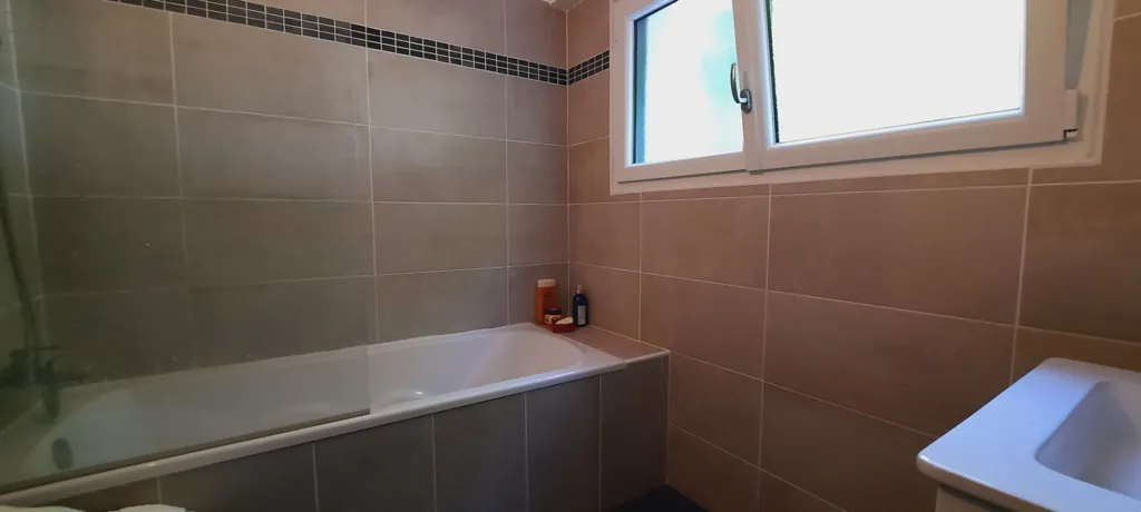 Vannitoad - 7-Piece Town Centre House in Breuillet