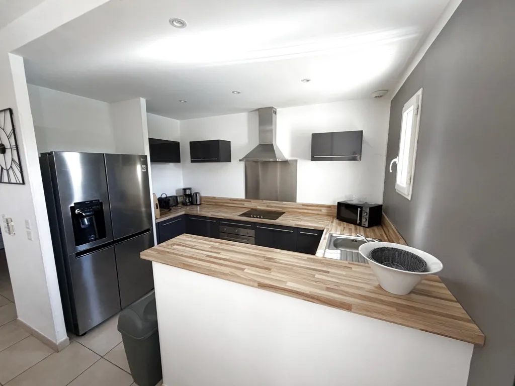 Cuisine - Villa Récemment Construite avec Piscine près du Village