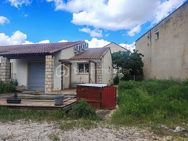 Jardin - Maison à Fort Potentiel avec Balcon à Saint-Geniès-de-Malgoirès