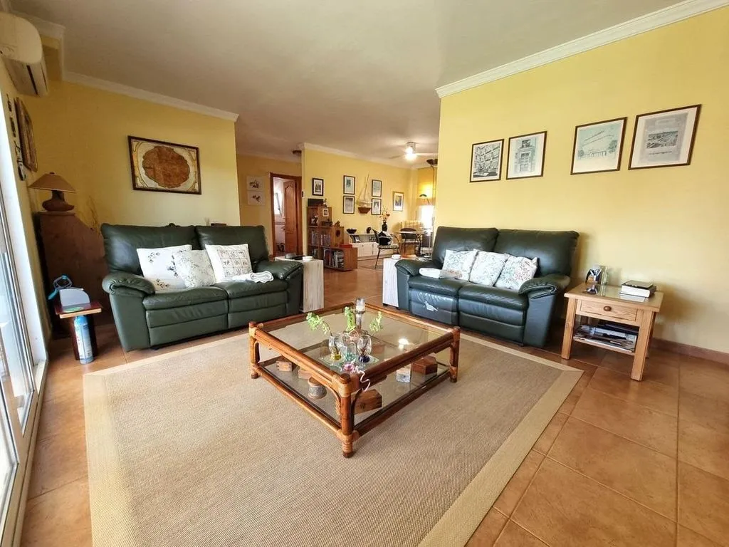 Elutuba - Corner Luxury House with Pool Potential in San Pedro