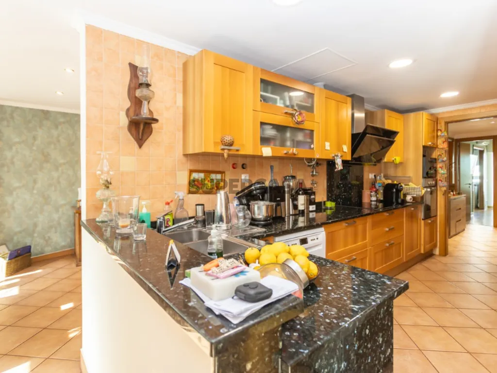 Köök - Open-Plan Apartment with River View in Almada