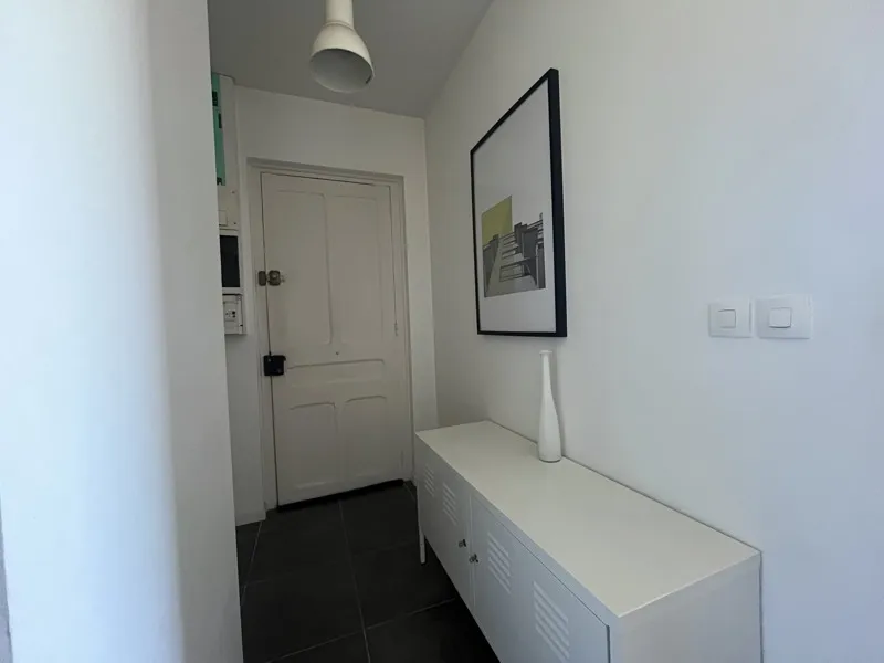 Entrée - Studio Rénové avec Exposition Est dans Copropriété