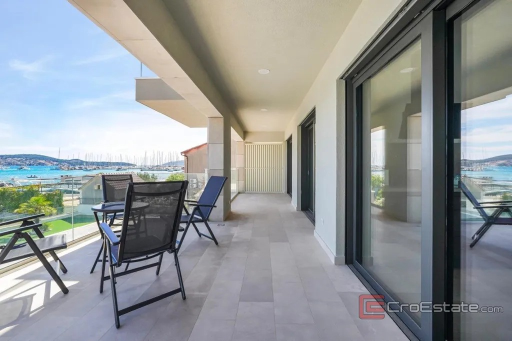 Terrass - Modern Seafront Apartment in Trogir