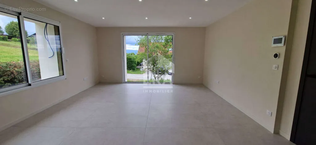 Pièces - Appartement Rénové dans Ancienne Grange à Mésigny