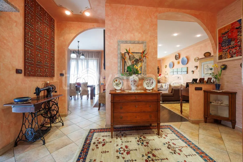 Esik - Villa with Private Garden in Trofarello