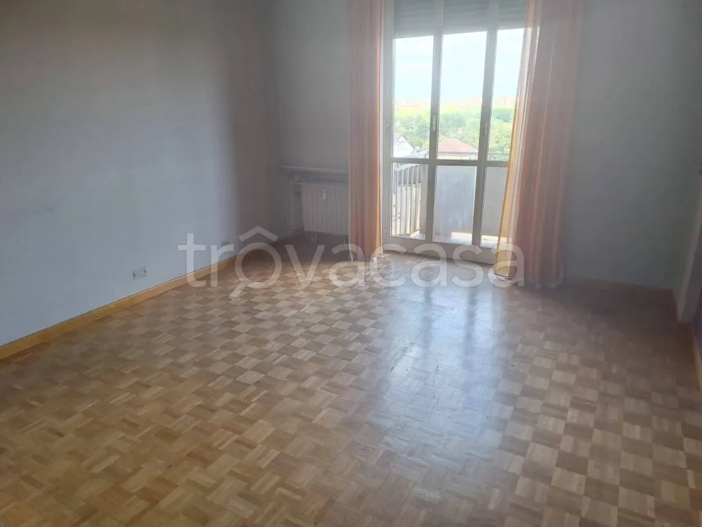 Rooms - Bright Trilocale with Balcony in Torino