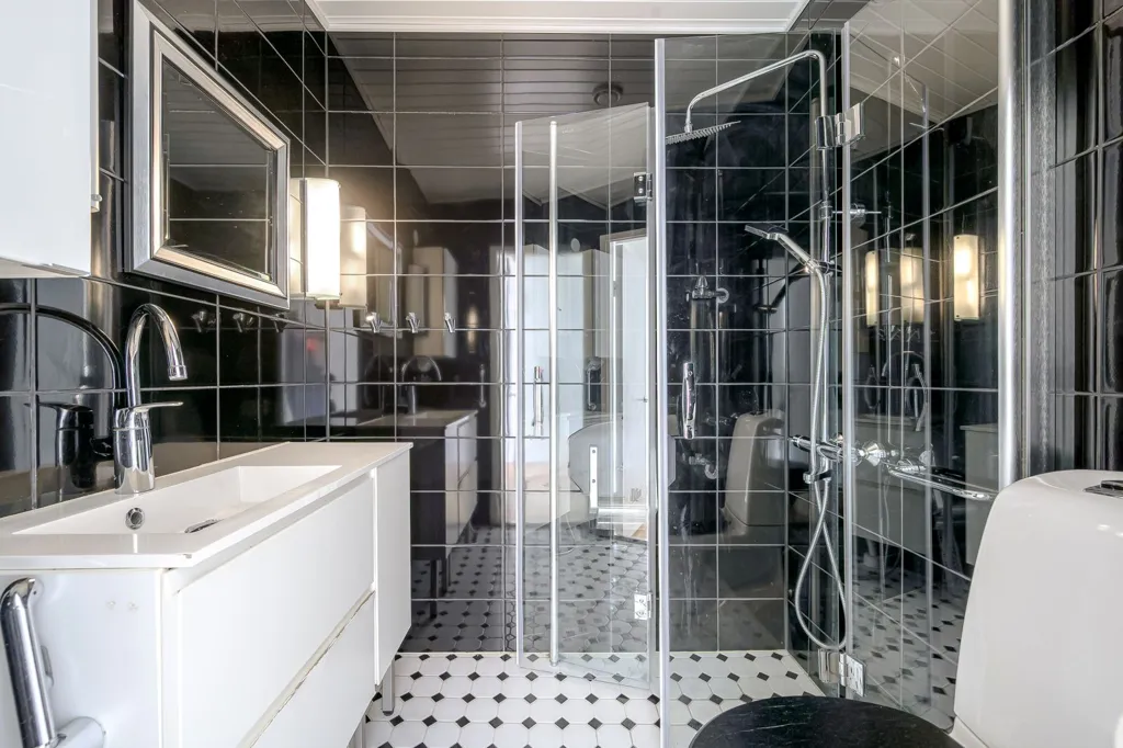 Bagni - Triangular Apartment with Balcony in Helsinki