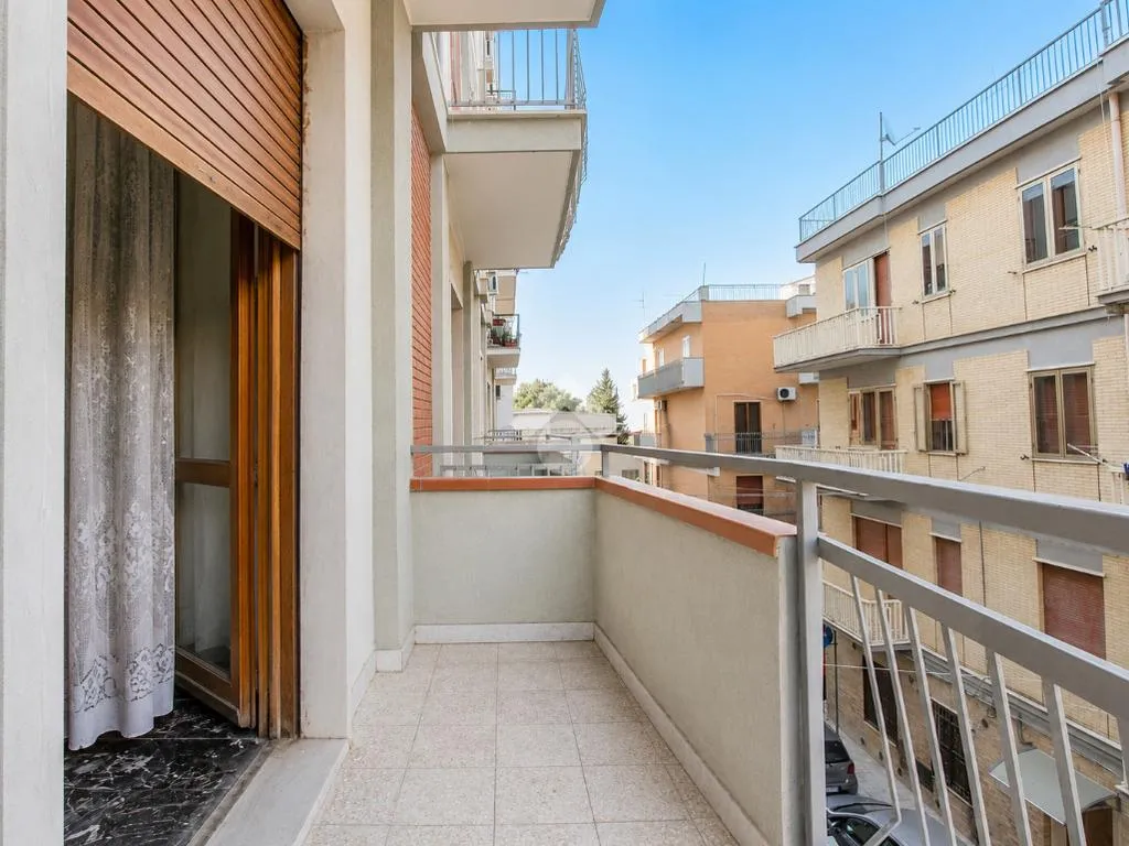 Balcon - 4-Bedroom Apartment with Garage in Lucera