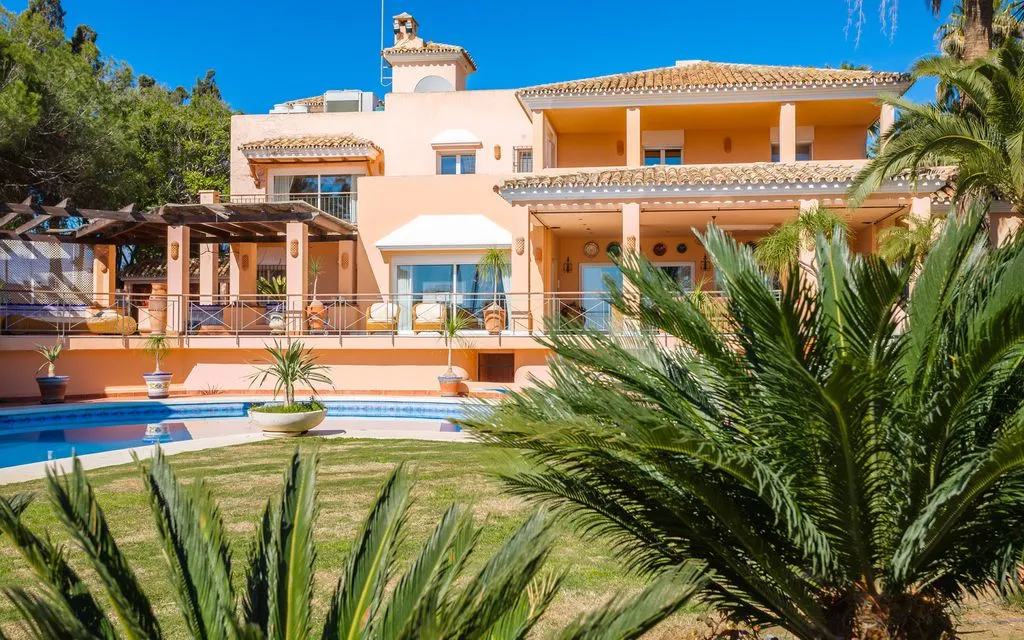 Piscine - Beachfront Villa with Pool in Estepona