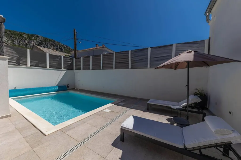 Piscine - Three-Storey Villa with Sea View in Bribir