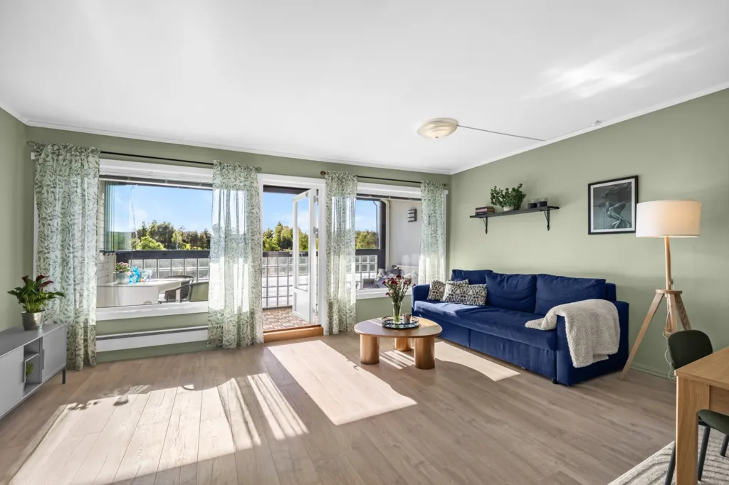 Soggiorno - Spacious 3-Bedroom Flat with Balconies in Furuset
