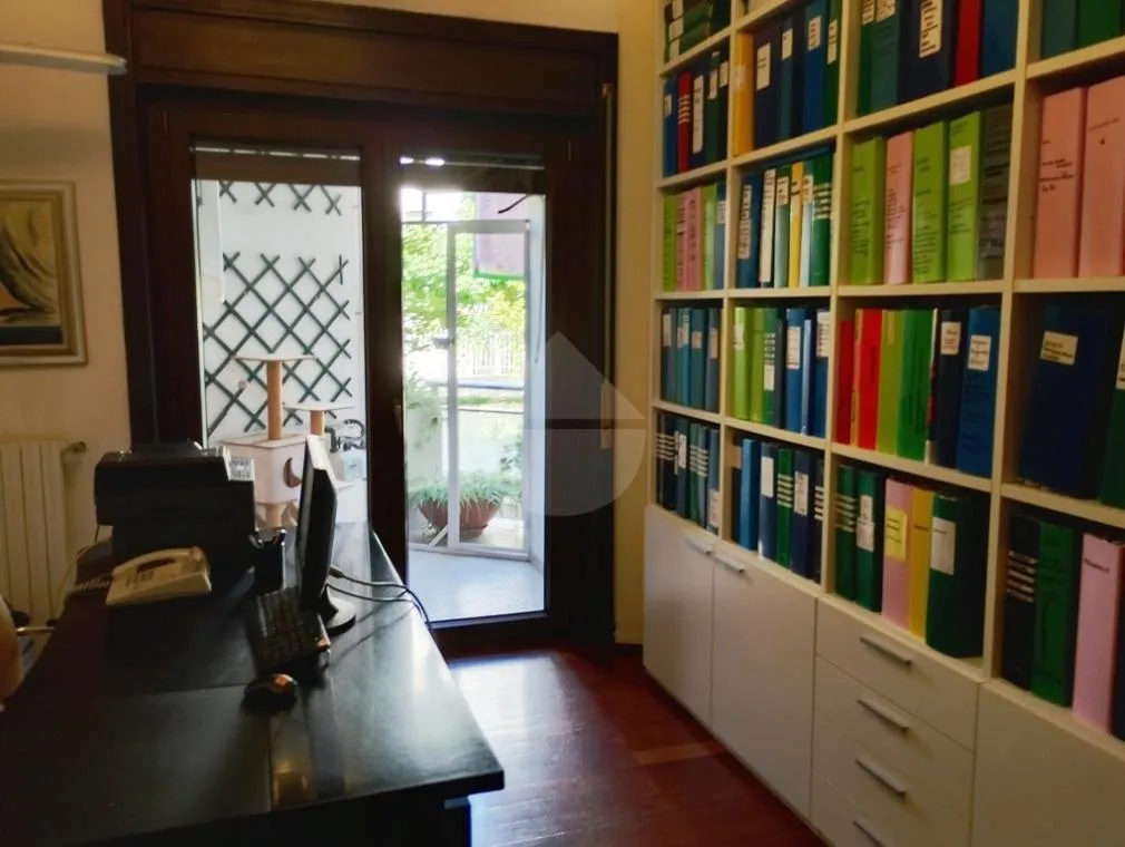 Studio - Office Space with Balcony in Cosenza Città 2000