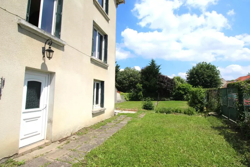 Aed - Divisible Plot with House in Villepreux