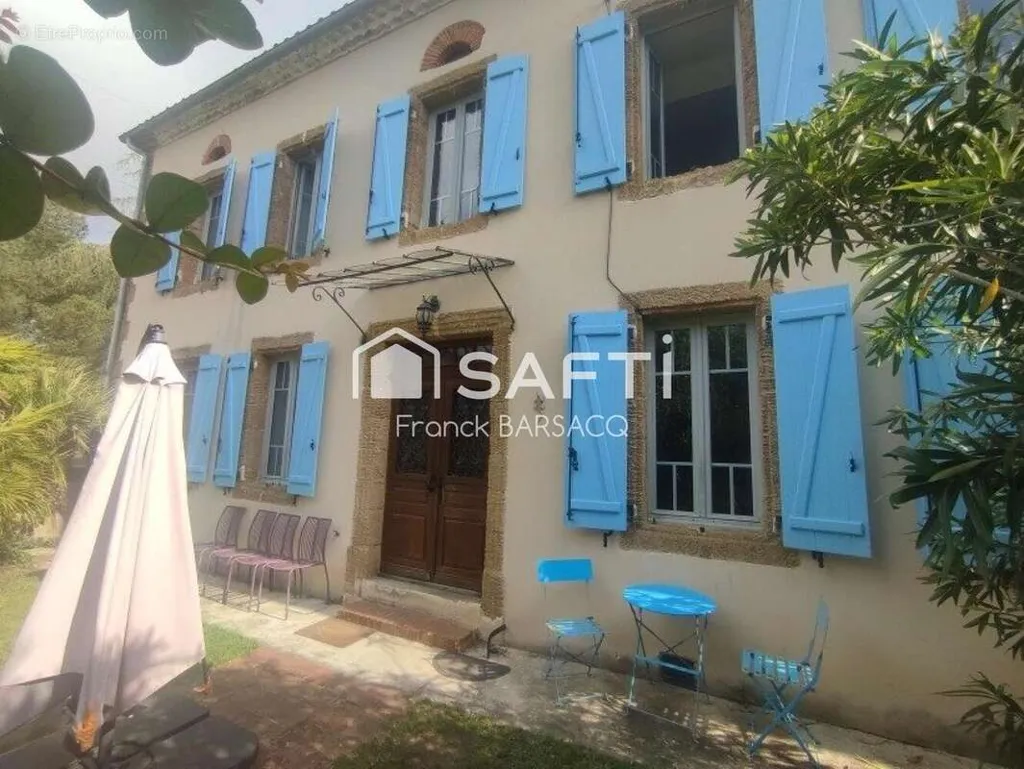 Exterior - House with Pool in Estang