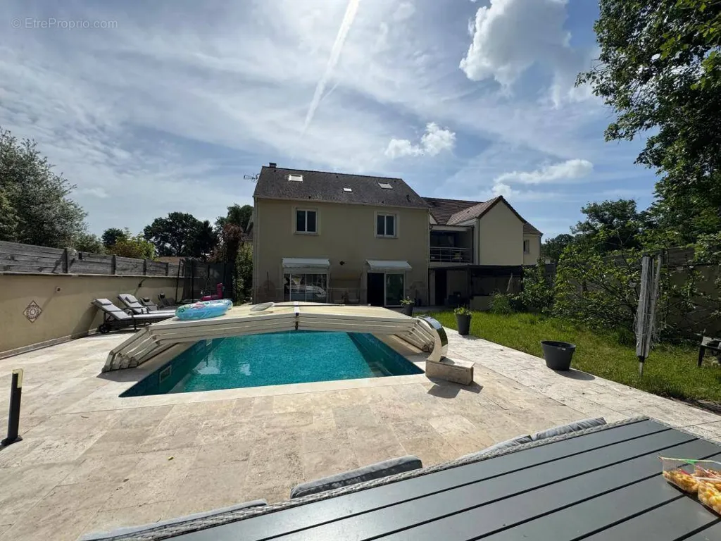 Piscina - Contemporary House with Pool in Dammarie-les-Lys