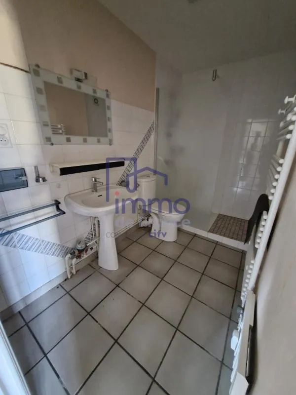 Salles de bain - Appartement Lumineux avec Balcon à Bourgoin-Jallieu