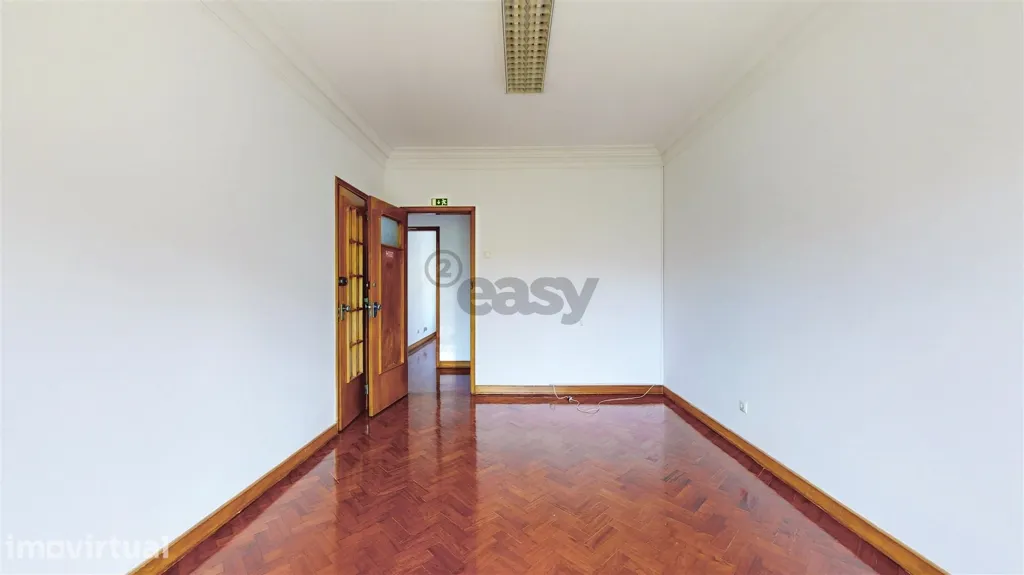 Esik - Modernised Office with Lift in Arroios, Lisbon