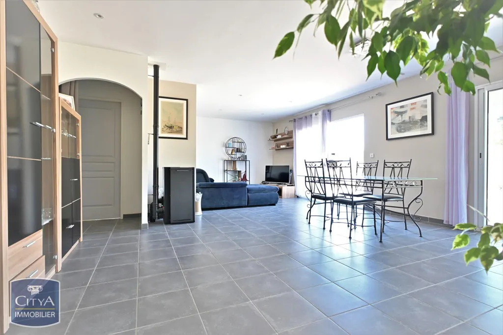 Salle à manger - Maison Contemporaine avec Jardin à Arces