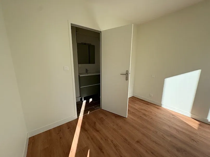 Pièces - Appartement Rénové avec Balcon à Caen