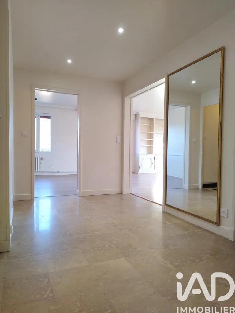 Esik - Spacious Apartment with Balcony in Millau