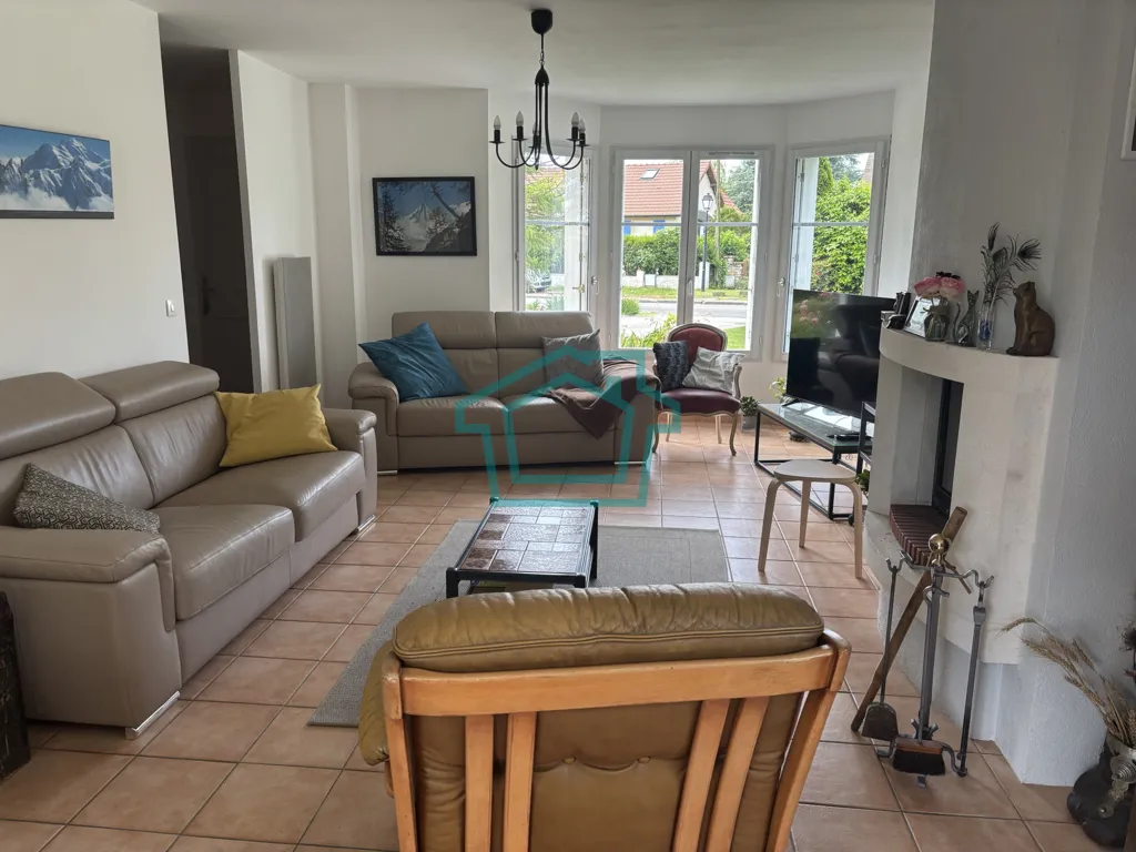 Séjour - Maison Individuelle avec Double Garage dans un Environnement Calme