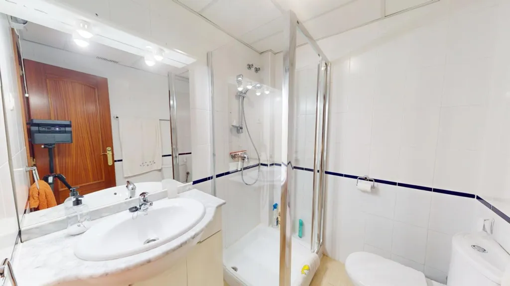 Bathrooms - 2-Bedroom Flat with Pool in Los Boliches, Fuengirola