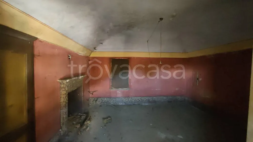 Toad - Rustic Cottage for Renovation in Caprie