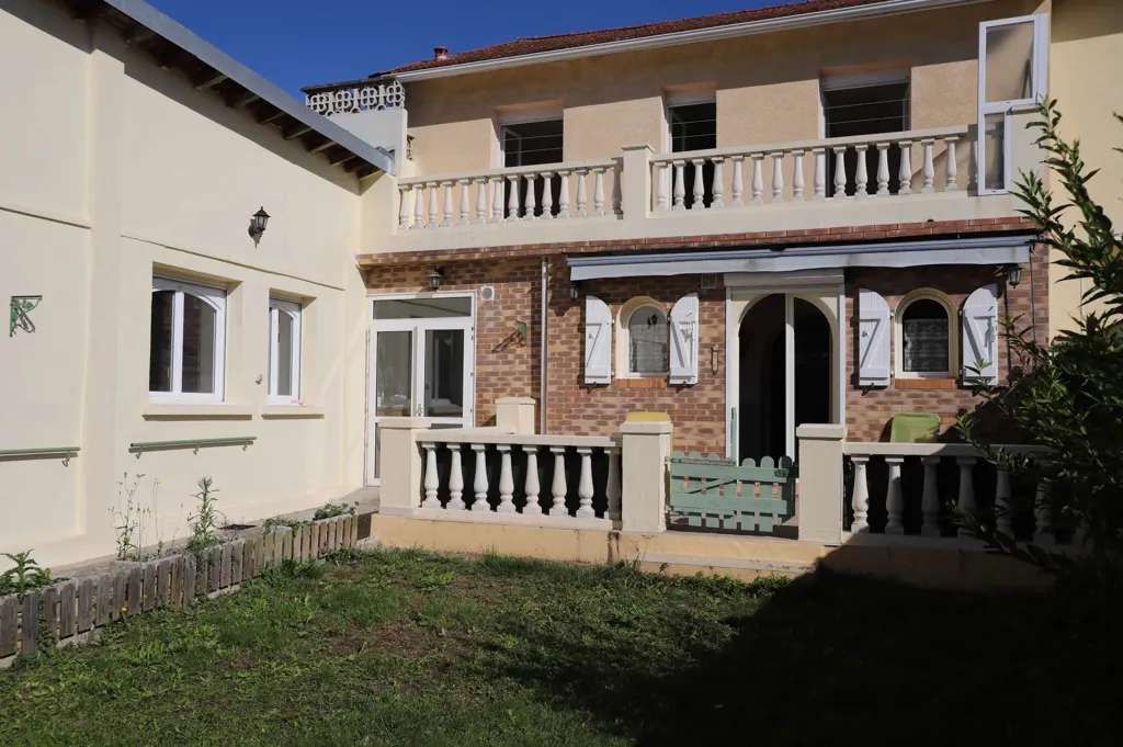 Extérieur - Ensemble Immobilier avec Grand Garage à Proximité du Centre