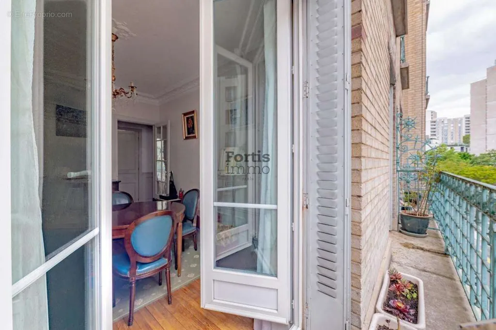 3-toaline maja asukohas Paris-13e