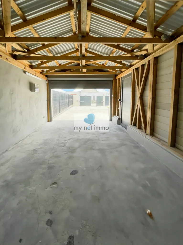 Garage - Villa Contemporaine avec Piscine et Bureau à l'année