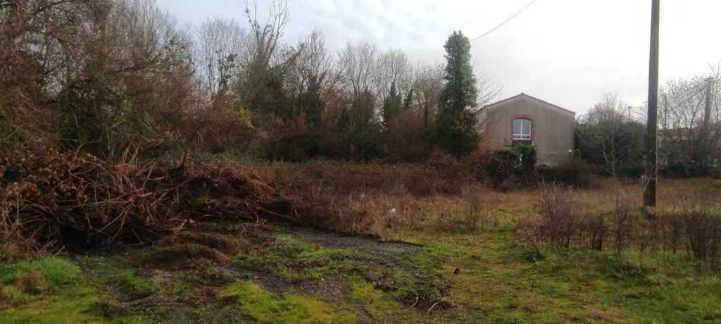 Aed - Constructible Plot with River View in Mouzillon