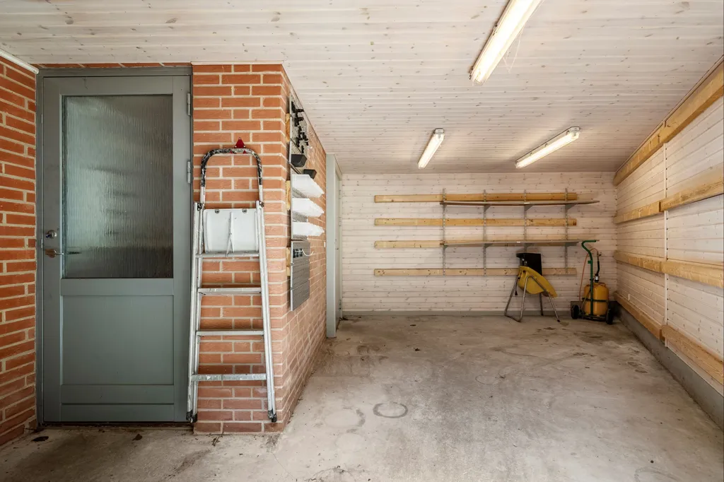 Garage - Well-Maintained Summerhouse with Garden in Bryrup